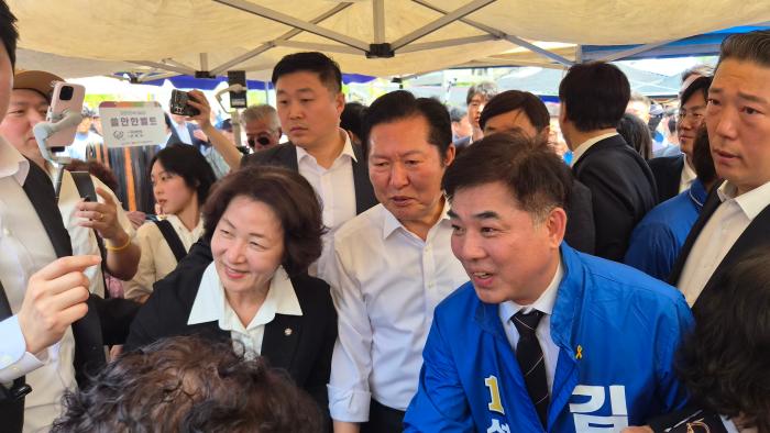 [포토뉴스] 민주당,모란오일장 민심속으로 ~청취나서