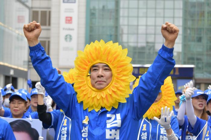  김병욱 더불어민주당 성남시장 후보가 해바라기 소품을 착용  이색 선거운동 화제