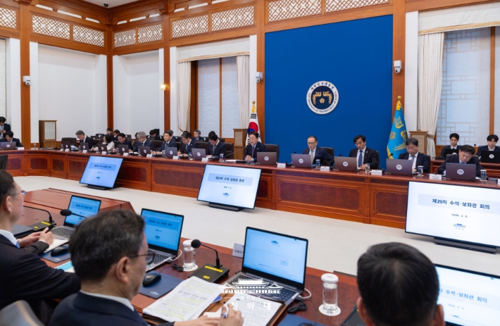 이재명 대통령 '호르무즈 해협 우리 선박·선원 안전 귀환에 역량 총동원'